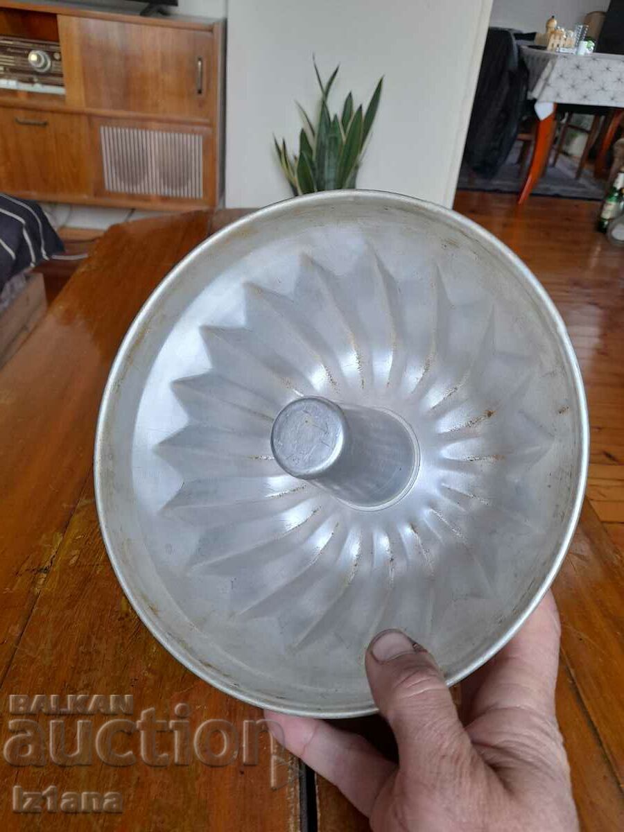 Delivery of Old aluminum cake pan Delivery of Old aluminum cake pan