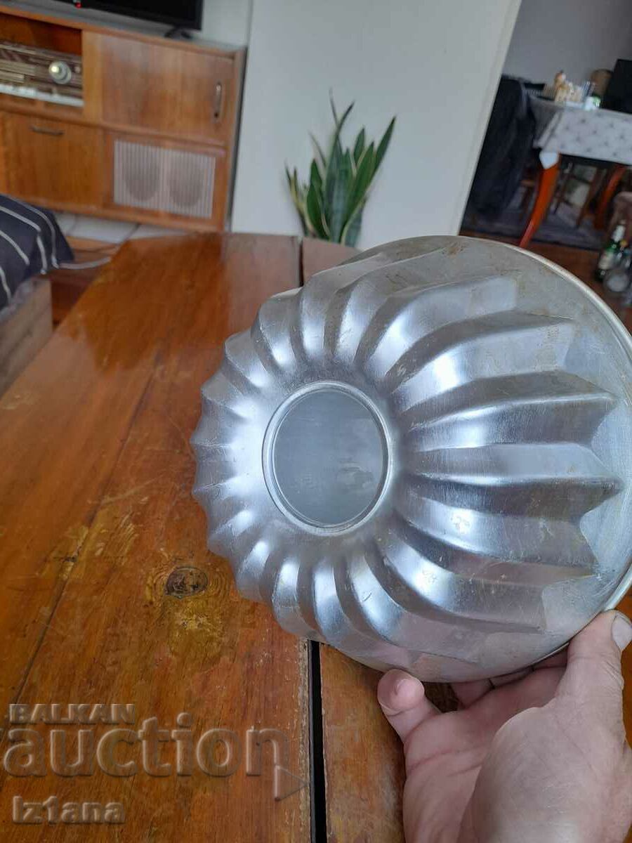 Old aluminum cake pan - 6 Old aluminum cake pan - 6