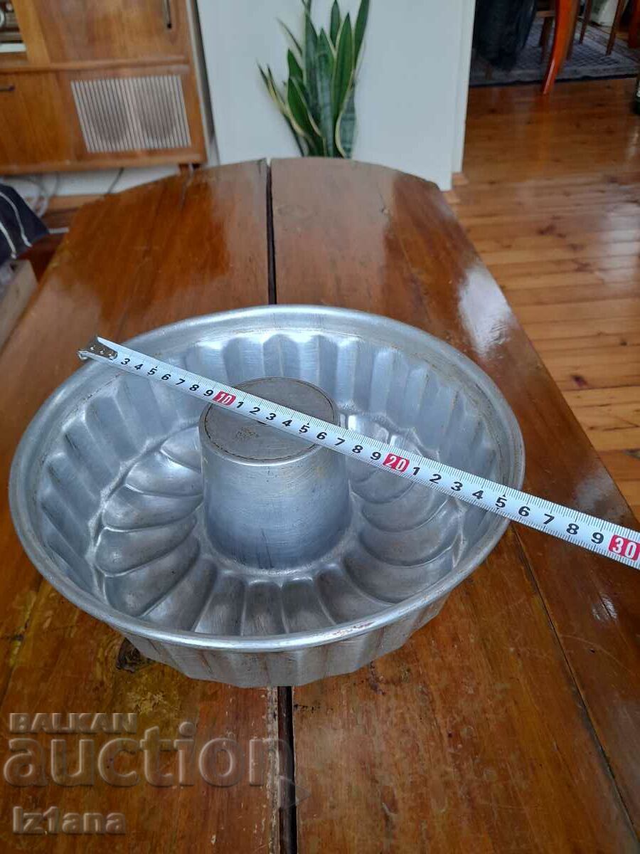 Auction Old aluminum cake pan Auction Old aluminum cake pan