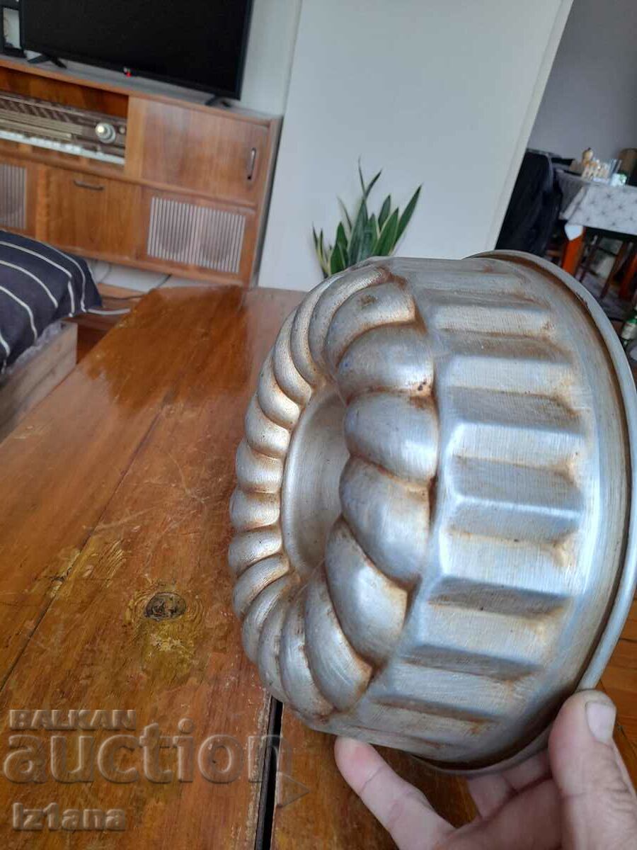 Old aluminum cake pan - 6 Old aluminum cake pan - 6