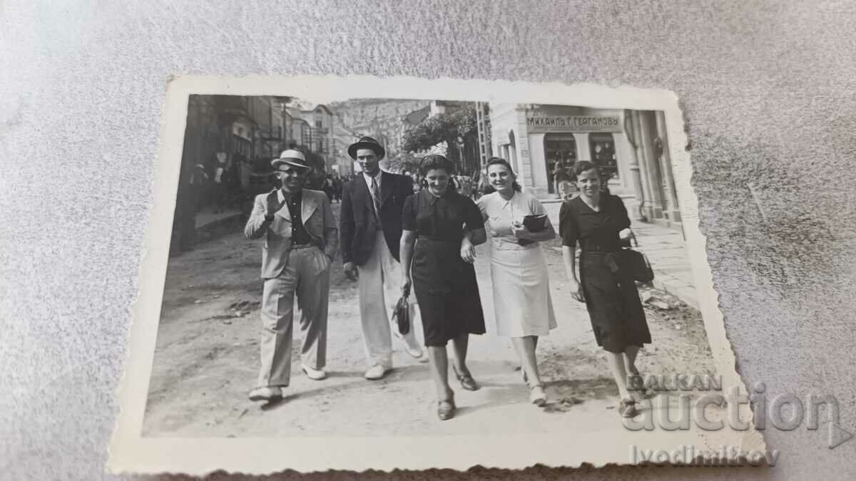 Снимка Ловечъ Двама мъже и три жени на улицата