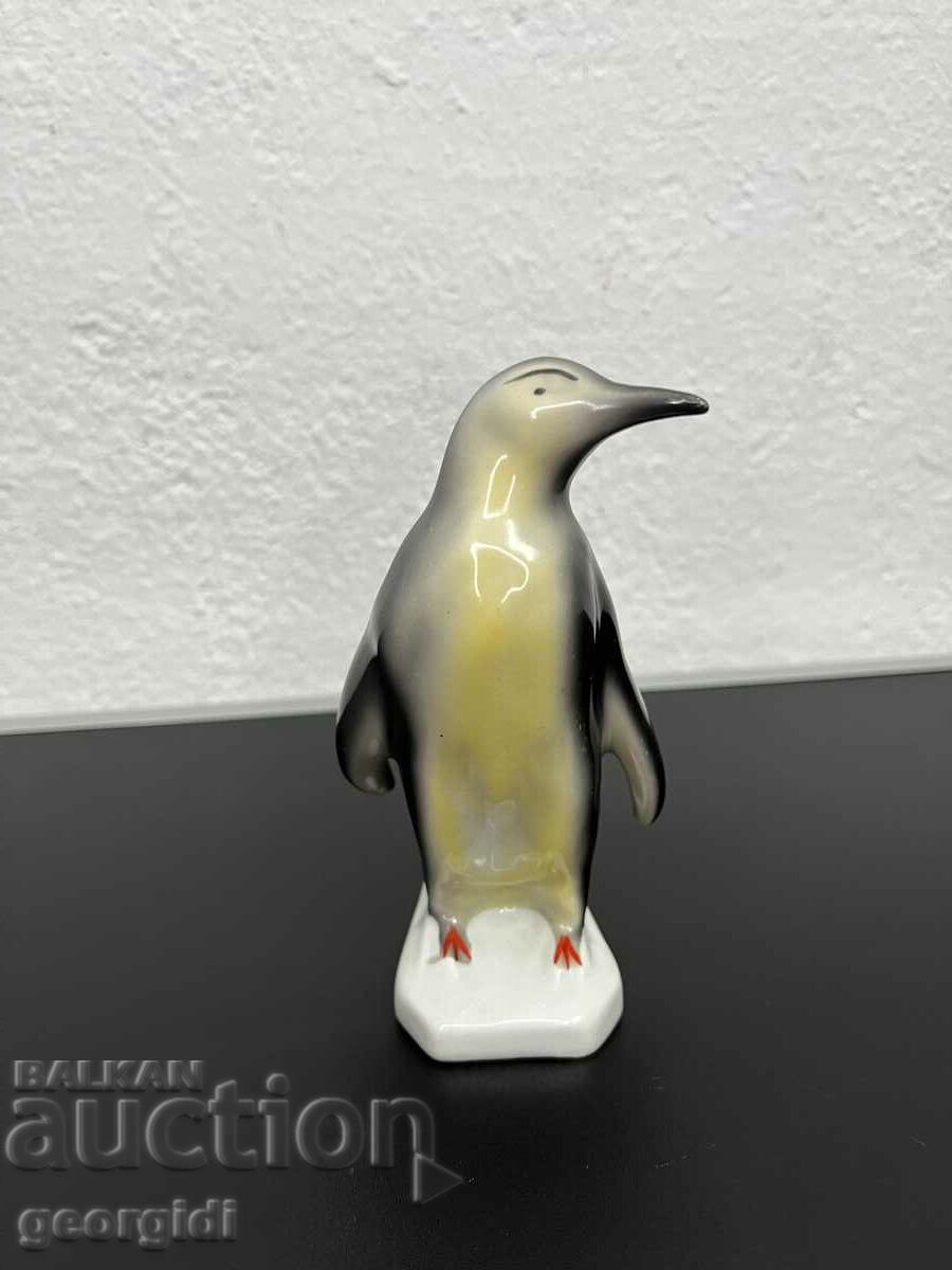 Figura pinguin romanesc din portelan. #5062