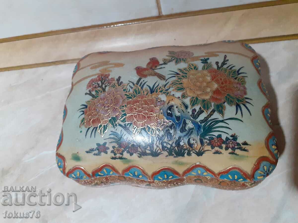 A great old Chinese box jeweler porcelain satsuma with price 260.00 BGN | € 132.94 A great old Chinese box jeweler porcelain satsuma with price 260.00 BGN | € 132.94