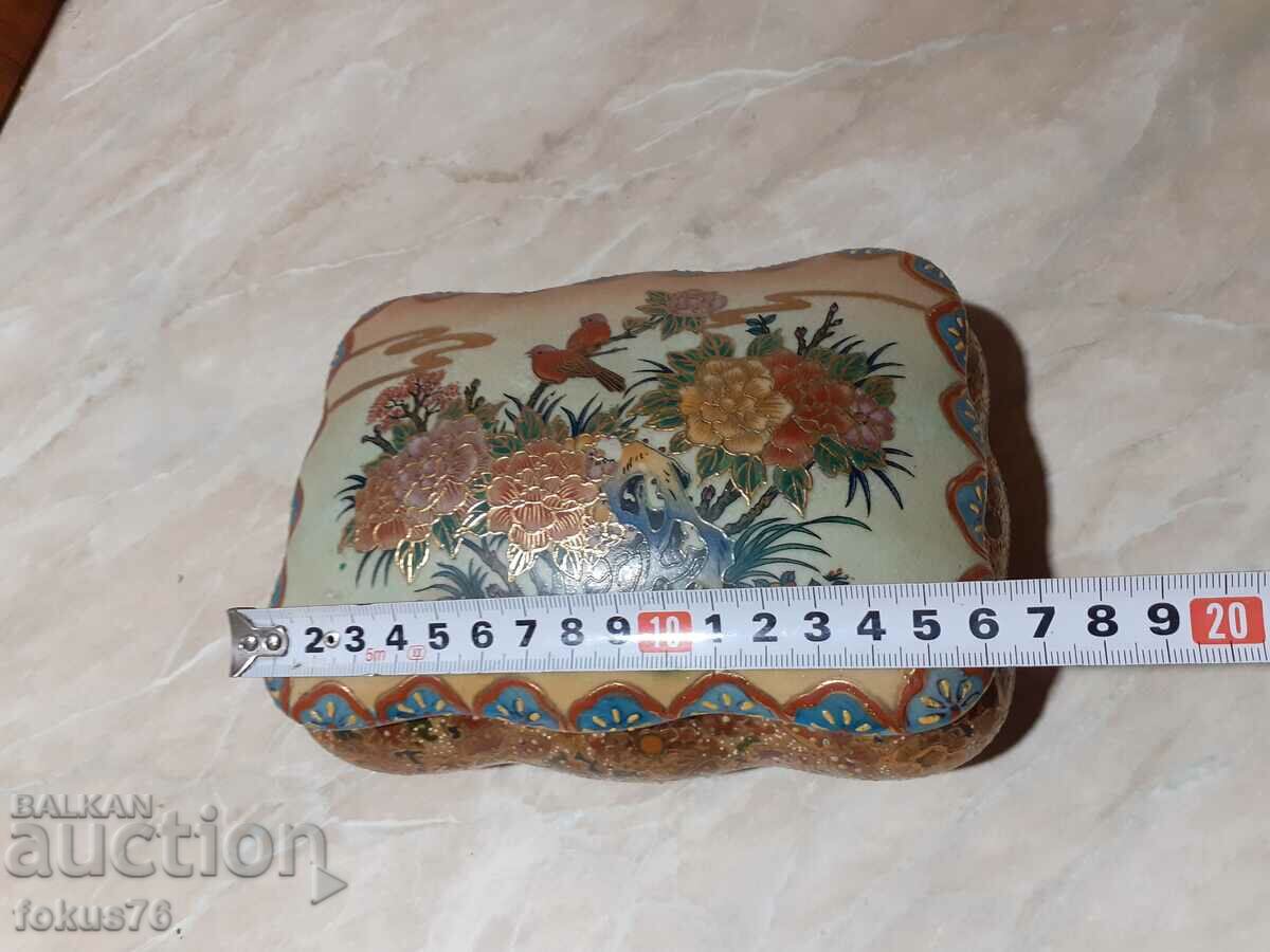 Delivery of A great old Chinese box jeweler porcelain satsuma Delivery of A great old Chinese box jeweler porcelain satsuma