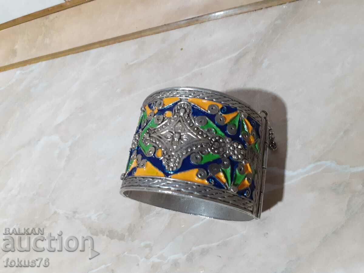 O brățară mare mare din metal emailat cu ac de costum cu preț 200.00 BGN | € 102.26