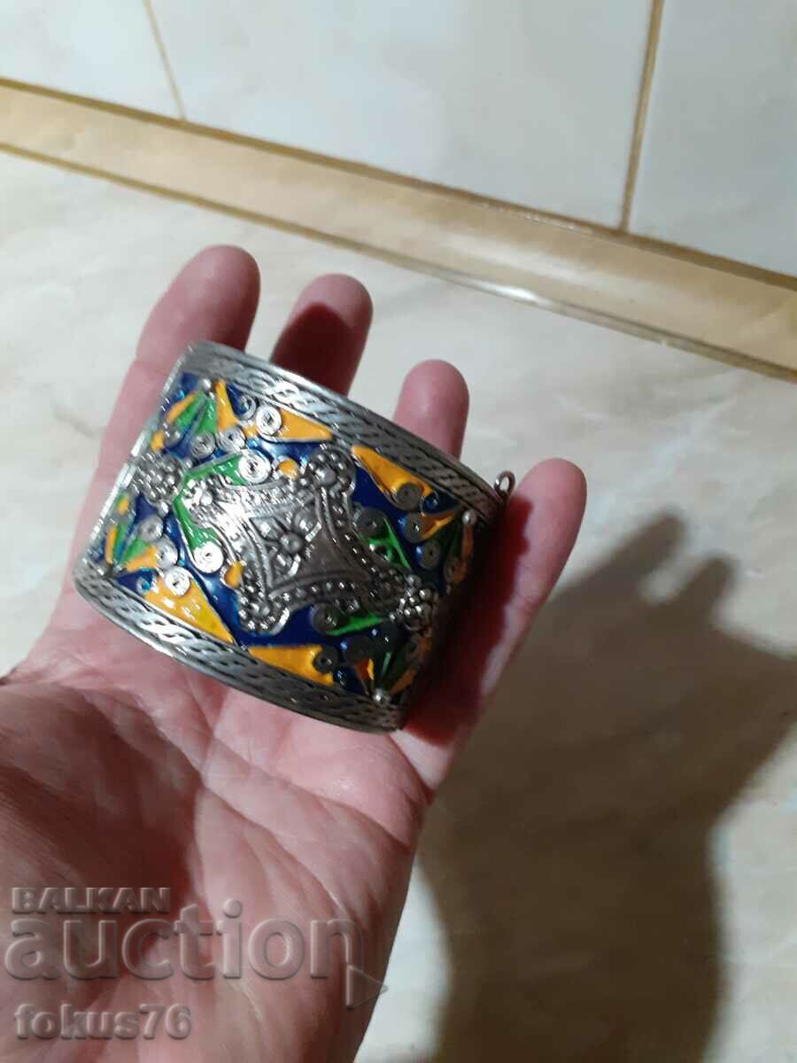 Licitație O brățară mare mare din metal emailat cu ac de costum