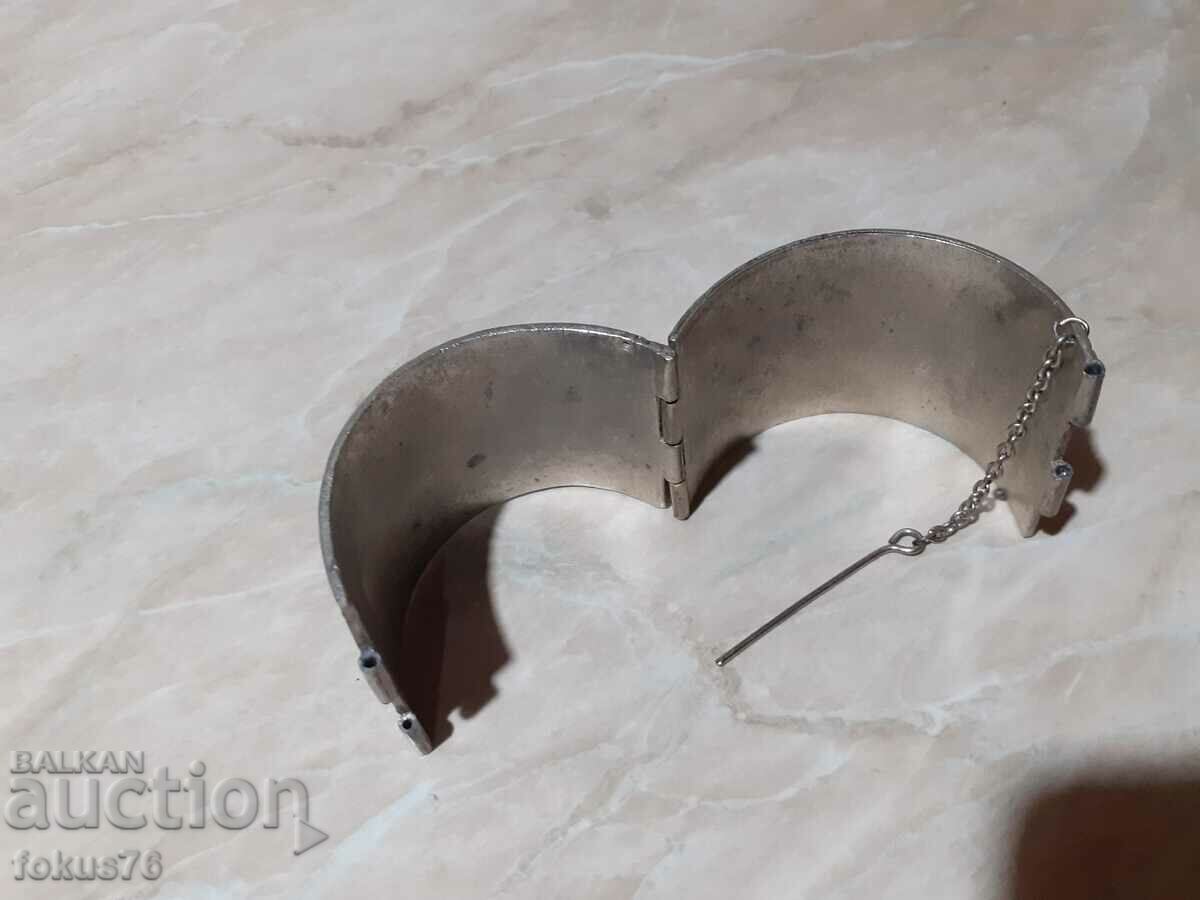 Livrarea O brățară mare mare din metal emailat cu ac de costum