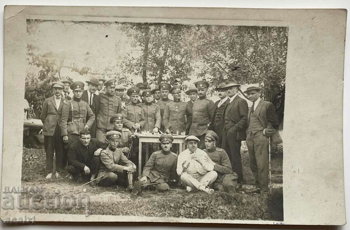 Φωτογραφία Στρατιωτικοί και πολίτες σε ένα κύπελλο