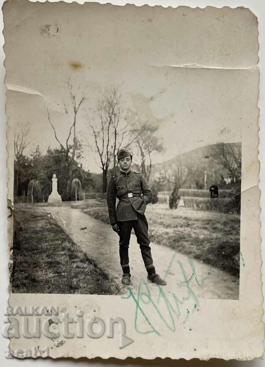 Un soldat în parc pentru o plimbare