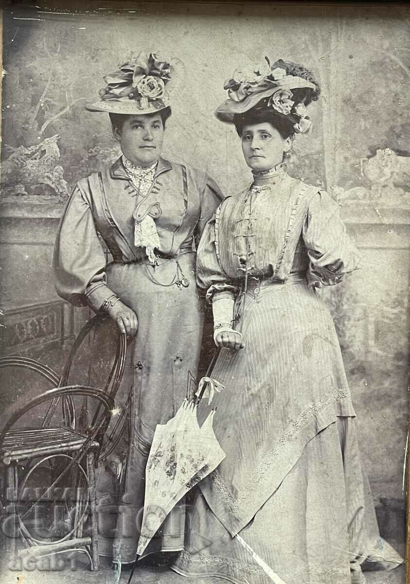 Φωτογραφία στούντιο δύο κυριών με τιμή 14.99 BGN | € 7.66 Φωτογραφία στούντιο δύο κυριών με τιμή 14.99 BGN | € 7.66