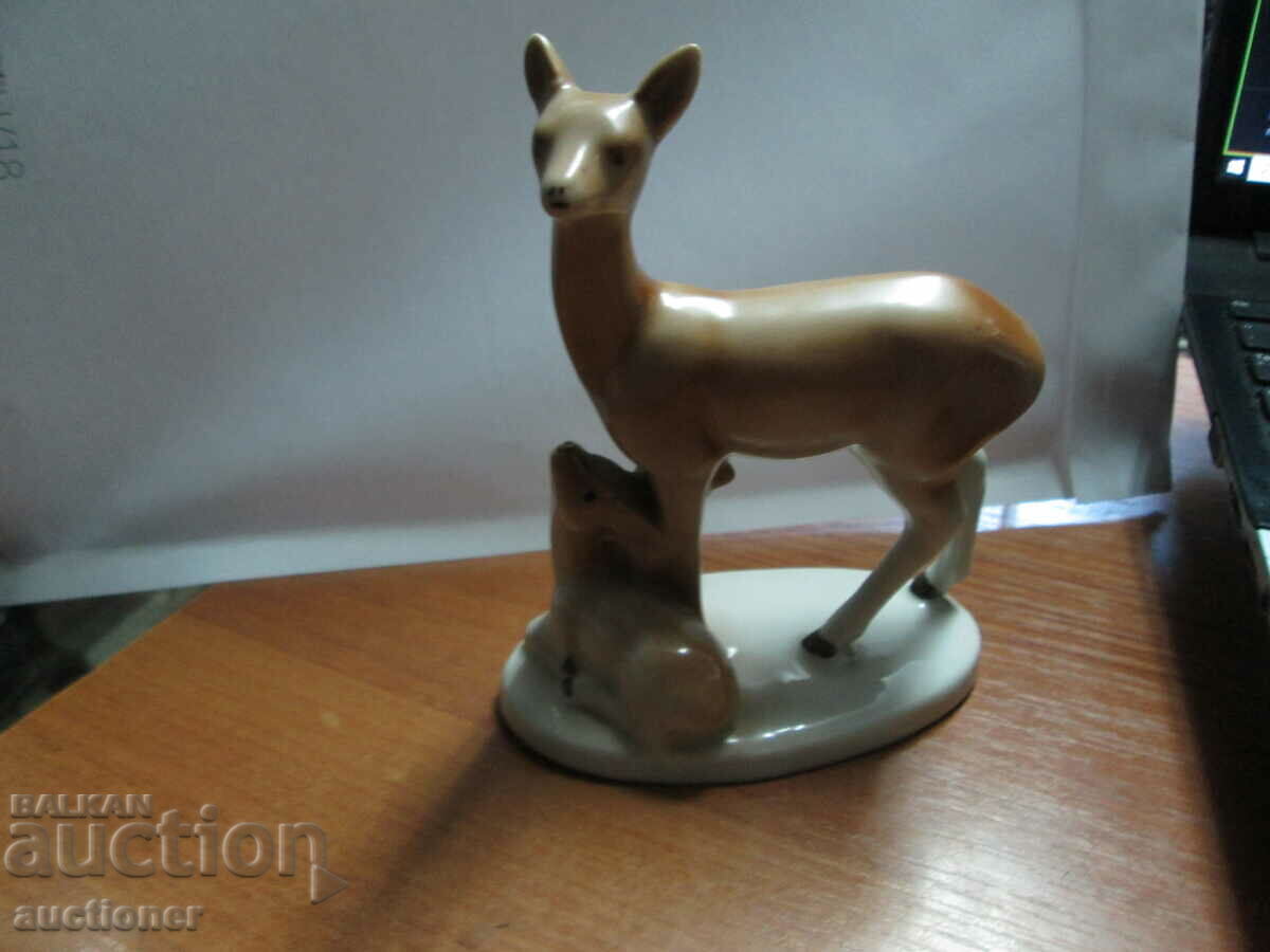 Auction  AN OLD PORCELAIN FIGURE OF A DOE WITH HER LITTLE