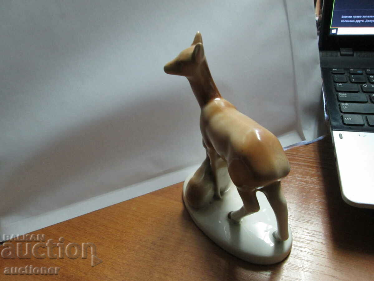 AN OLD PORCELAIN FIGURE OF A DOE WITH HER LITTLE - 5
