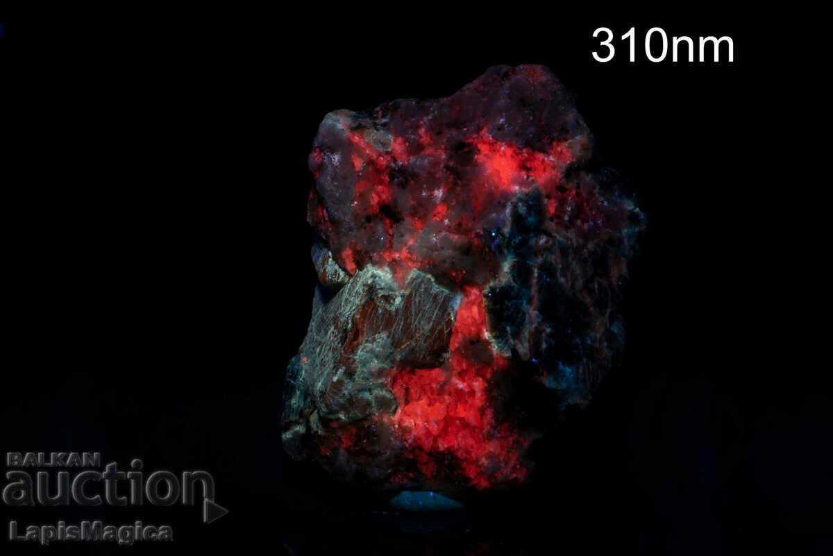 Auction Sodalite with lapis lazuli fluorescent 68g Auction Sodalite with lapis lazuli fluorescent 68g