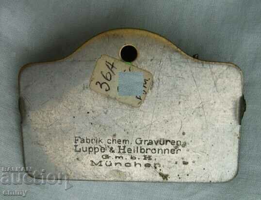 Clemă de metal veche, München, Germania cu preț 20.00 BGN | € 10.23 Clemă de metal veche, München, Germania cu preț 20.00 BGN | € 10.23