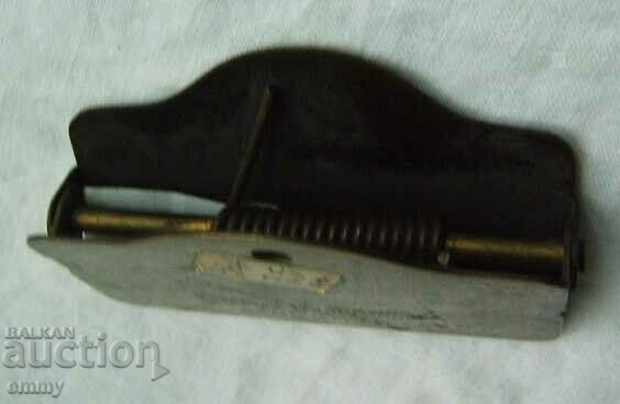 Licitație Clemă de metal veche, München, Germania Licitație Clemă de metal veche, München, Germania