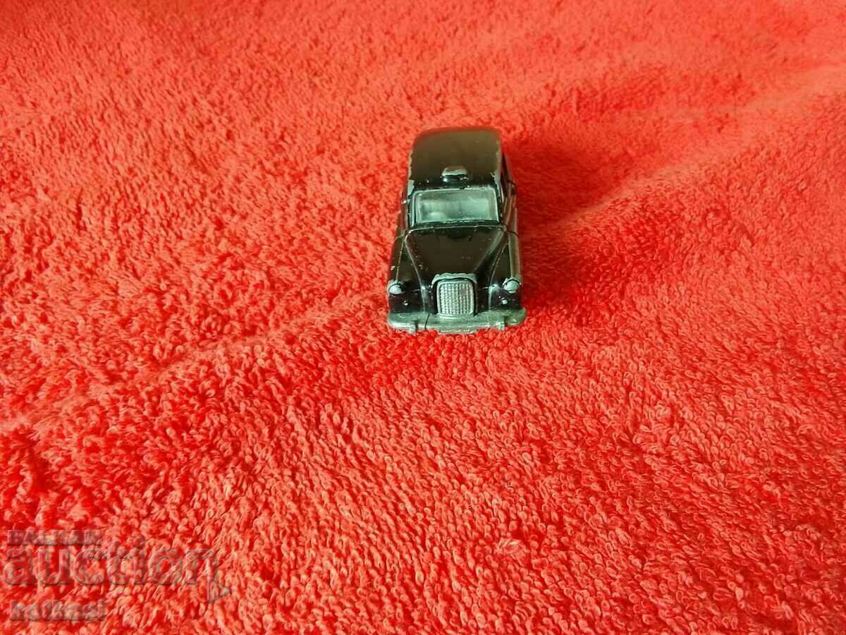 Auction  Old Matchbox 1986 1/60 Macau Taxi Metal Car