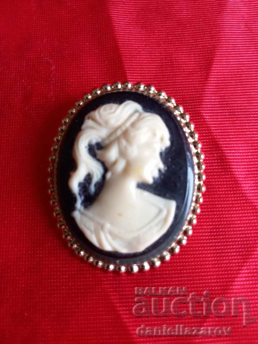Beautiful Old Large Gilt Cameo Brooch