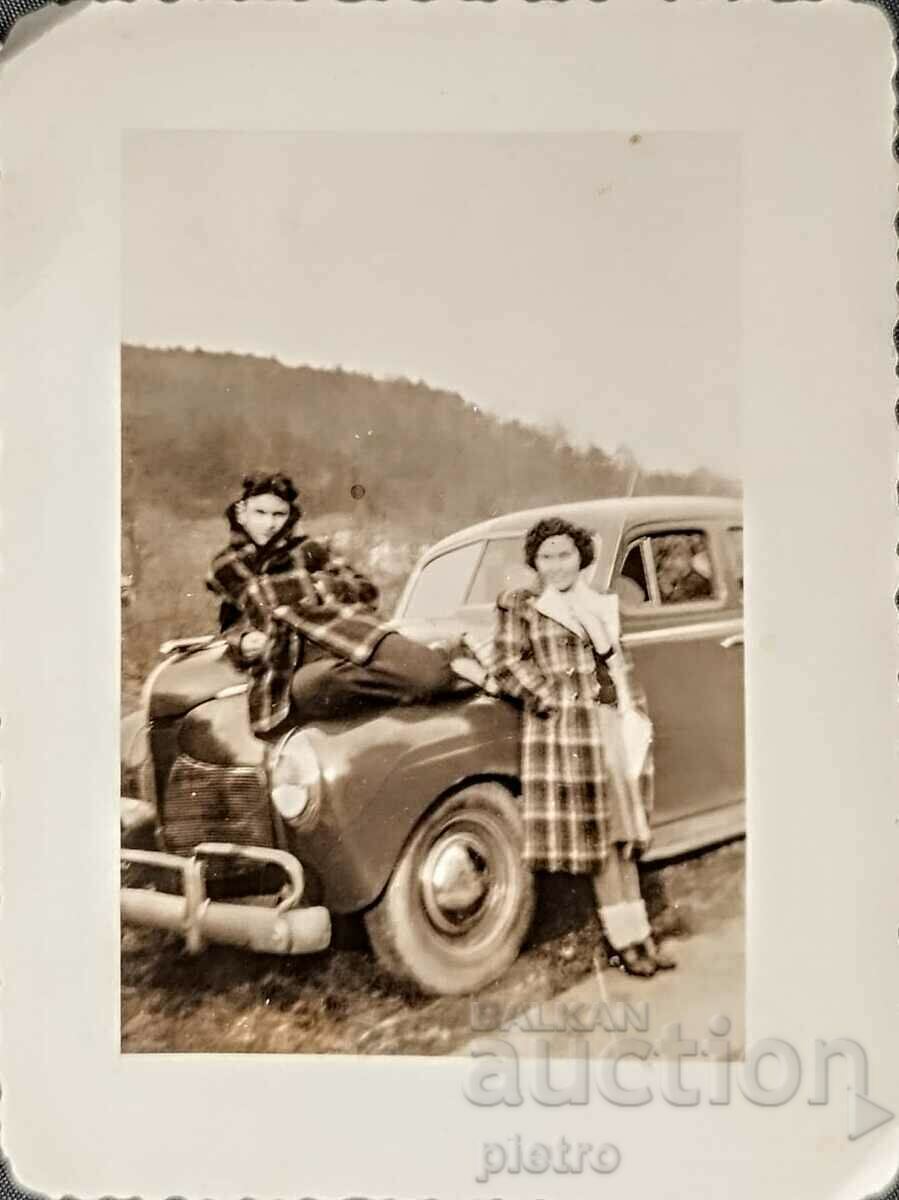 САЩ 1948г. Стара снимка фотография - две жени със стар рет..