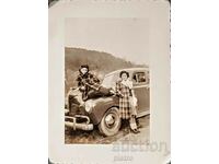 USA 1948 Old photo photography - two women with old ret..