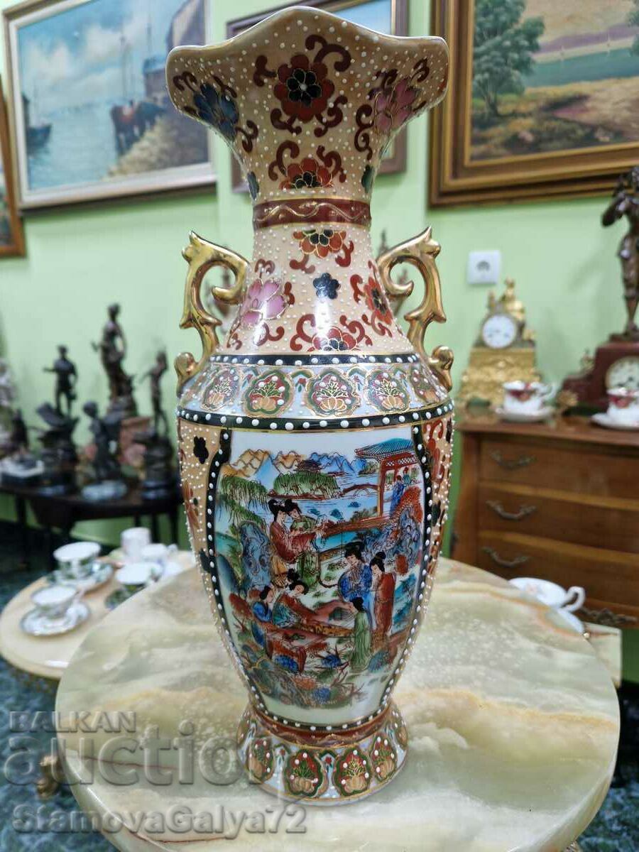 A beautiful antique Satsuma porcelain Chinese vase