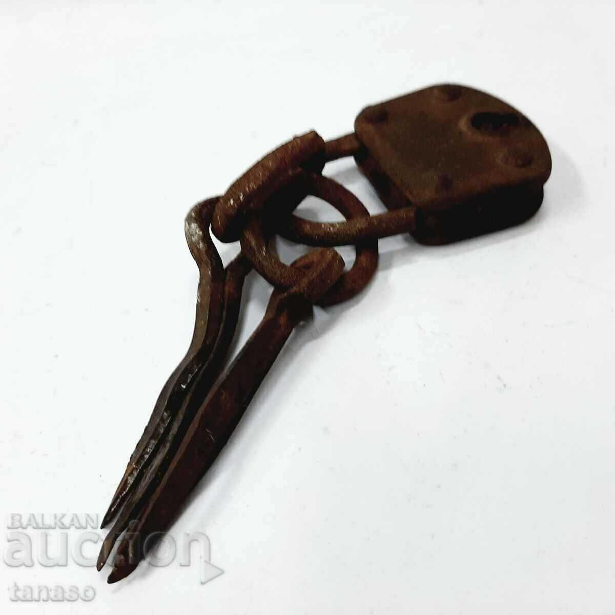 Auction Old padlock with rings and hooks(1.6) Auction Old padlock with rings and hooks(1.6)