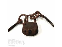 Παλιό λουκέτο με κρίκους και γάντζους (1.6)