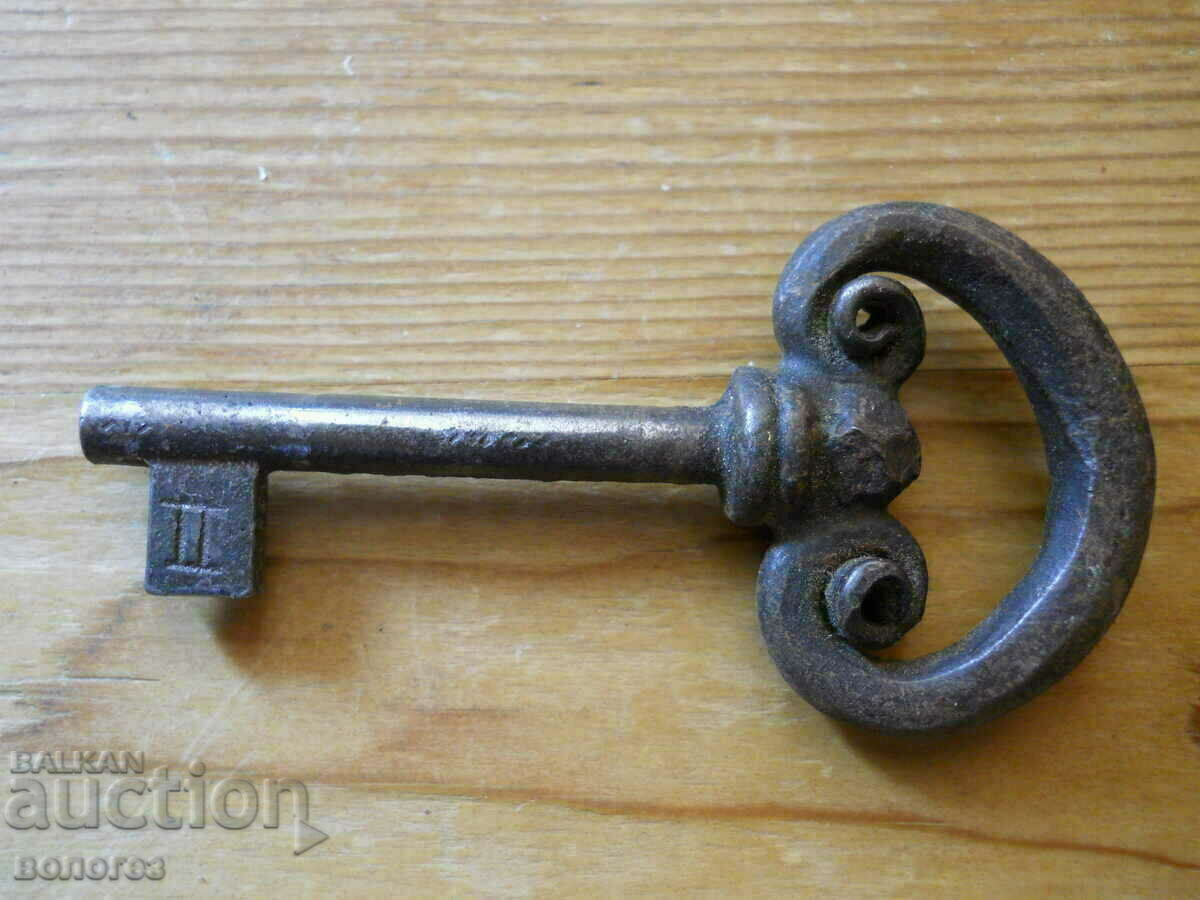 старинен ръчно кован ключ за скрин
