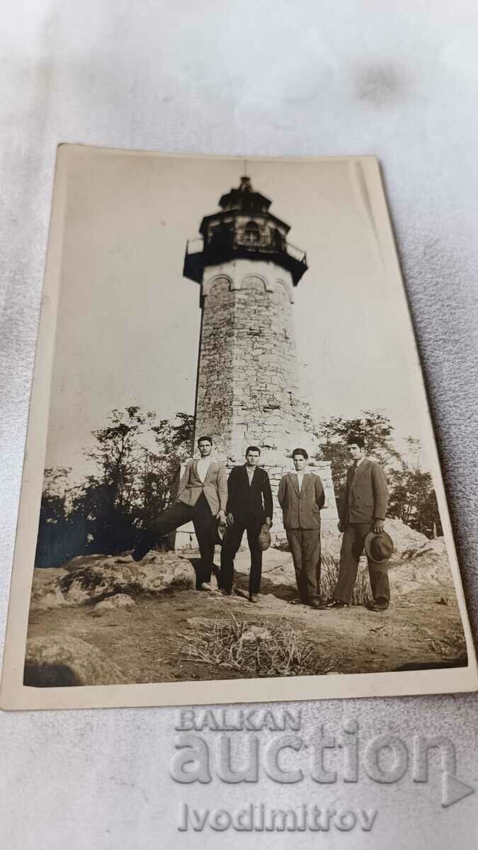 Κα Φιλιππούπολη Τέσσερις νεαροί άνδρες μπροστά στον πύργο στο λόφο Ντάνοφ