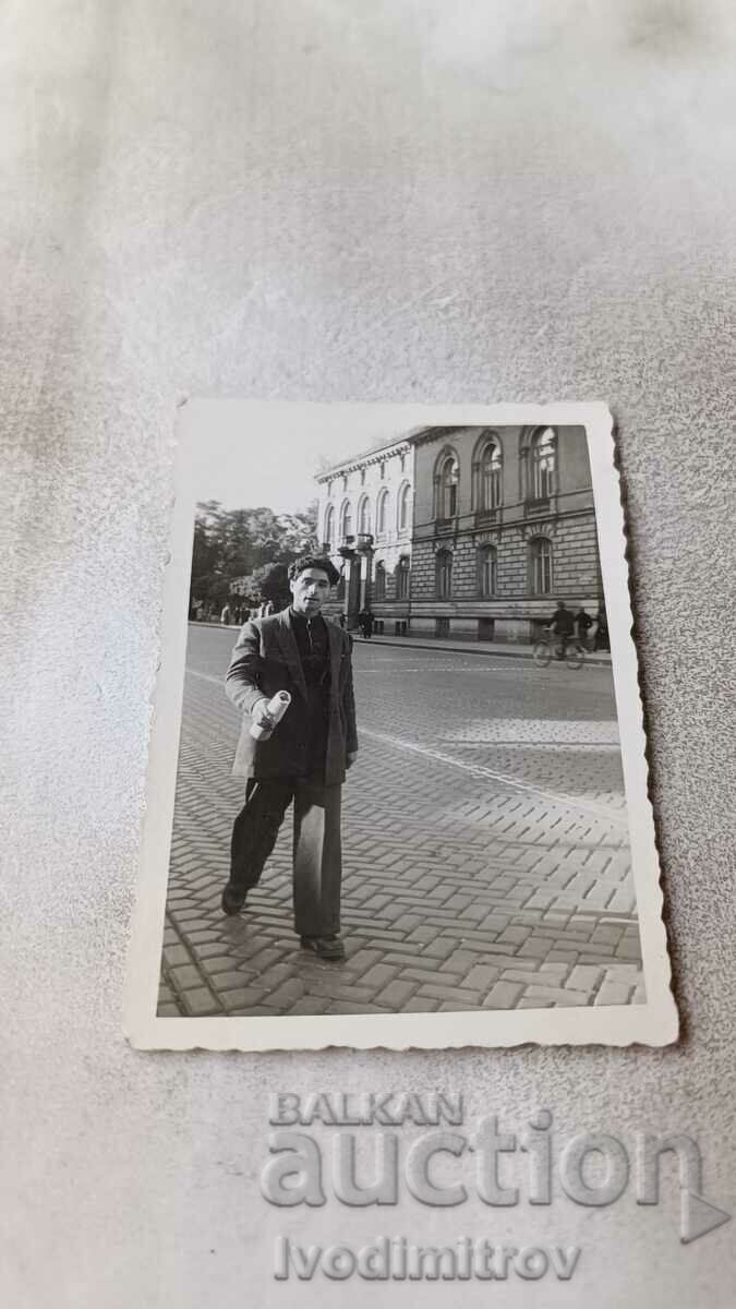 Снимка София Мъж на разходка 1946