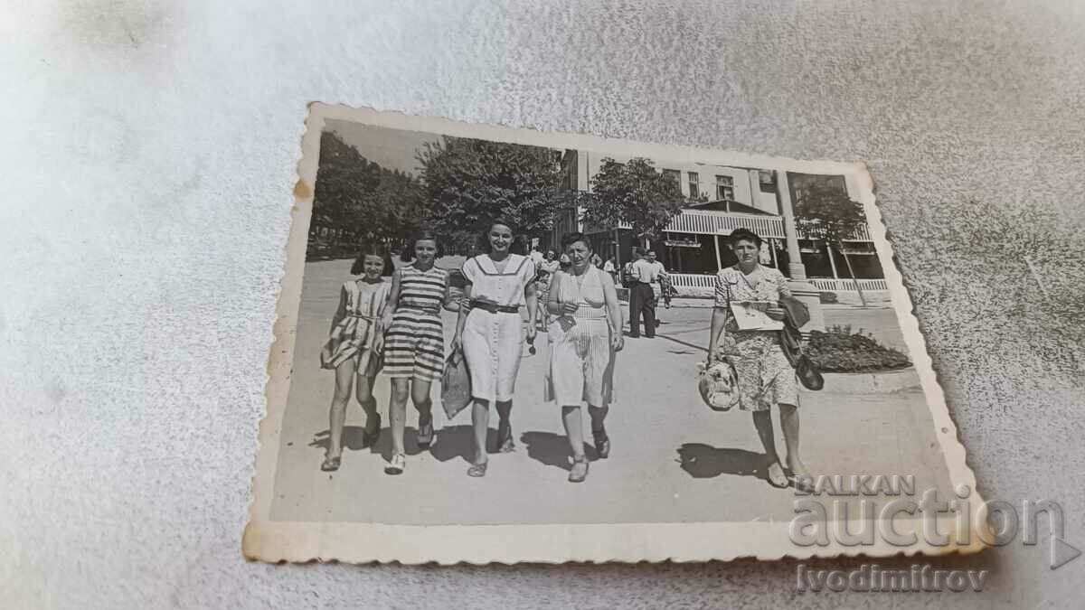 Photo Three women and two girls on a walk