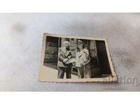Снимка София Двама мъже на тротоара 1939