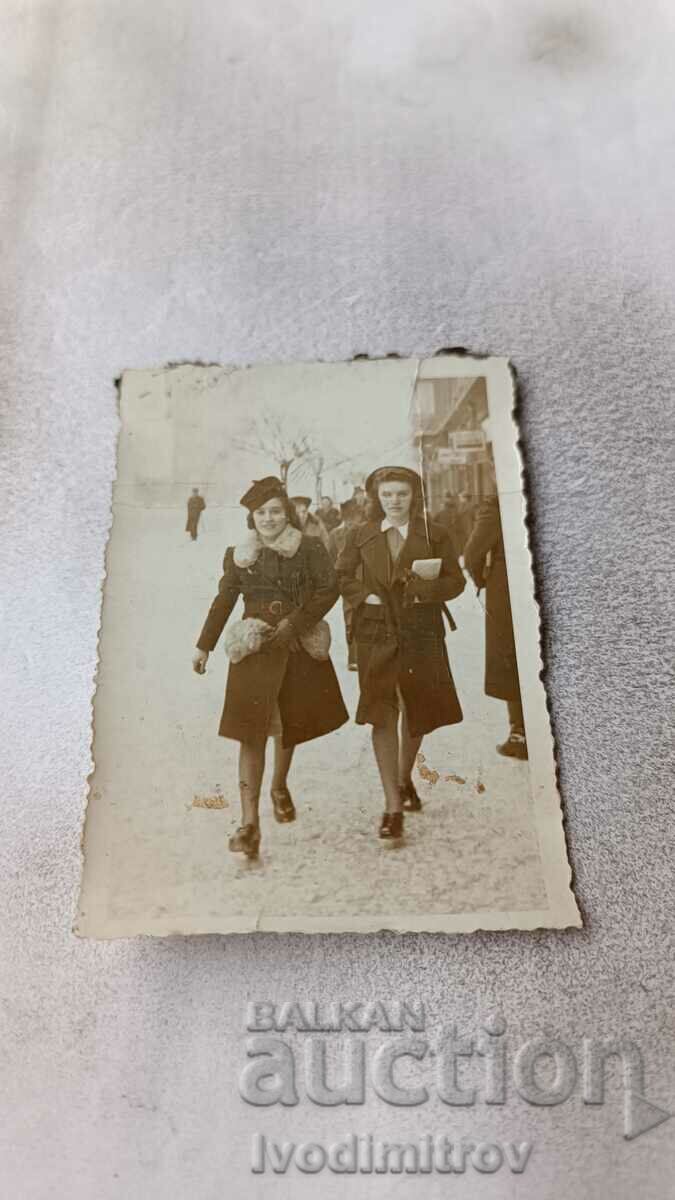Φωτογραφία Σοφία Δύο νεαρά κορίτσια σε μια βόλτα το χειμώνα