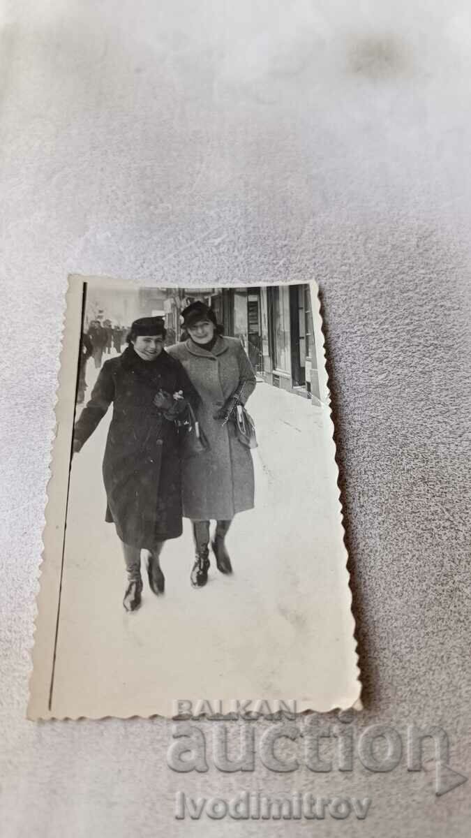 Снимка София Две жени на разходка през зимата