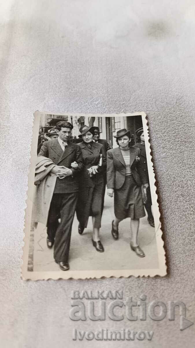 Φωτογραφία Σοφία Ένας άνδρας και δύο γυναίκες σε μια βόλτα