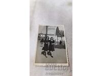 Снимка Пловдив Две млади момичета на разходка 1947