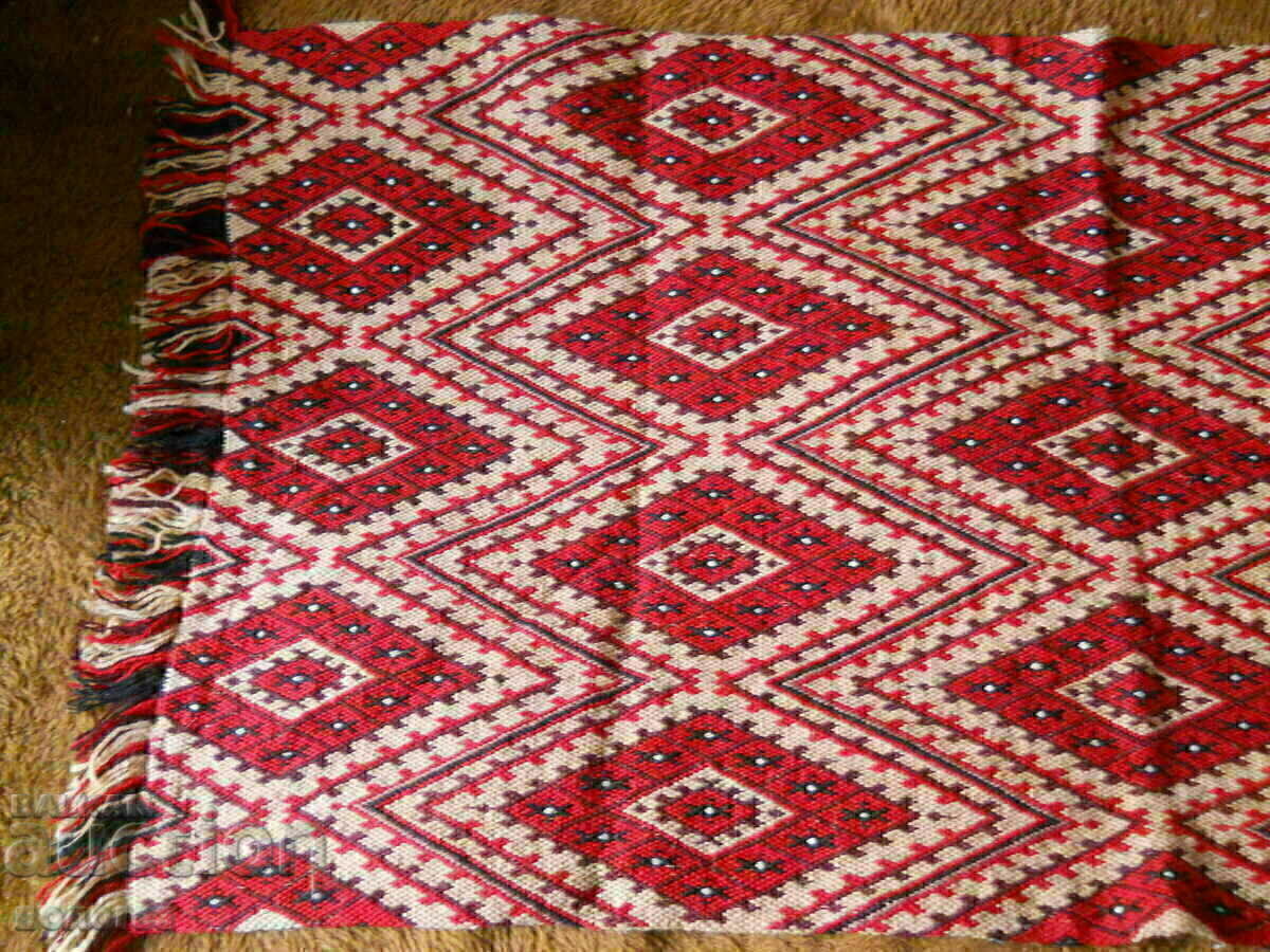 Auction Old, hand-embroidered wall rug Auction Old, hand-embroidered wall rug