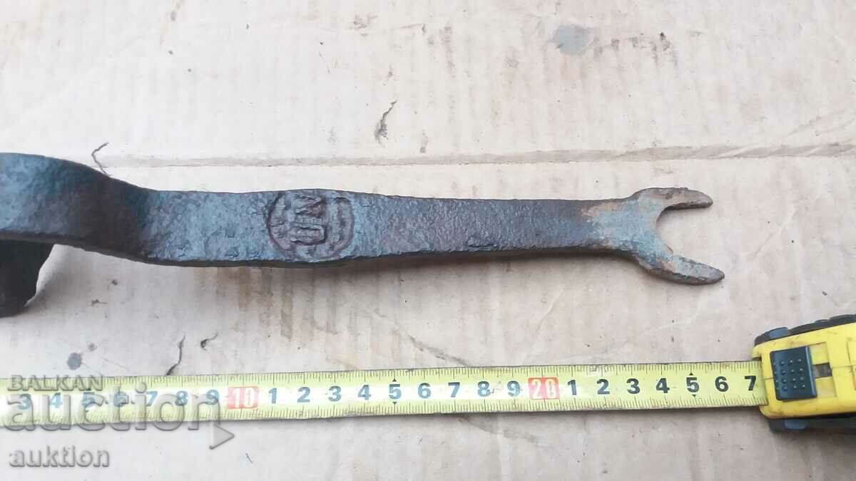 Delivery of INTERESTING RENAISSANCE FORGED WAGON KEY, BICYCLE