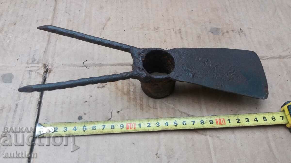 Auction AN OLD HOE Auction AN OLD HOE
