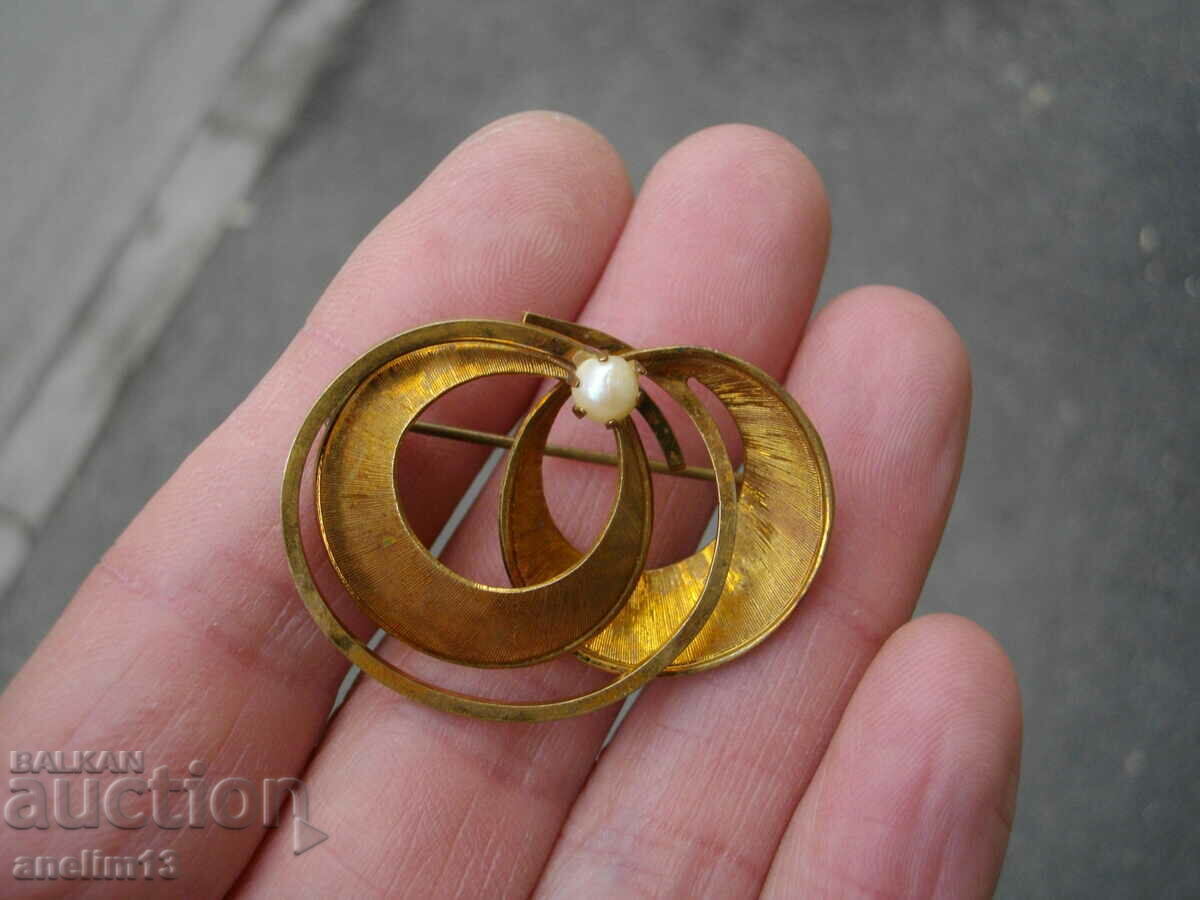 AN OLD GILT BROOCH with price 25.00 BGN | € 12.78 AN OLD GILT BROOCH with price 25.00 BGN | € 12.78