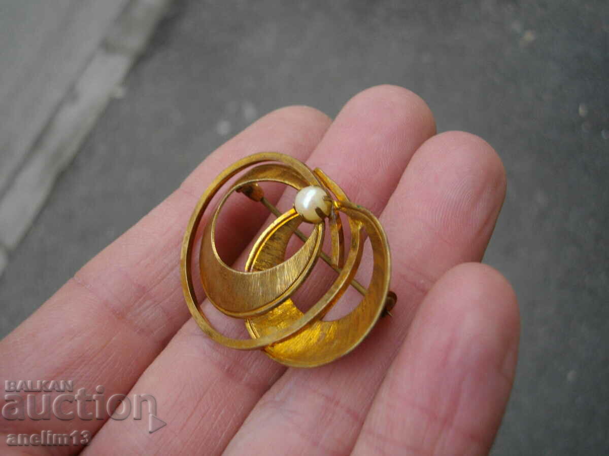 Auction AN OLD GILT BROOCH Auction AN OLD GILT BROOCH