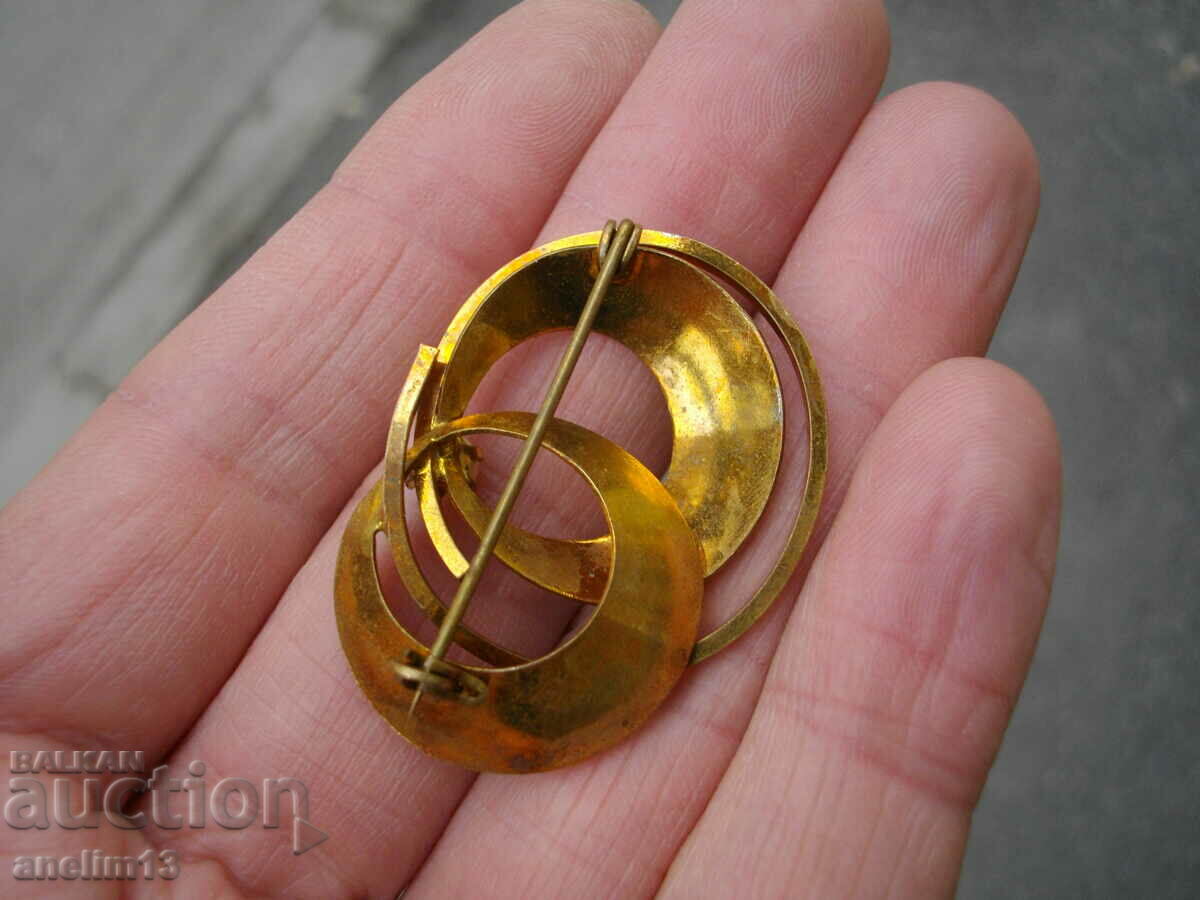 Delivery of AN OLD GILT BROOCH Delivery of AN OLD GILT BROOCH