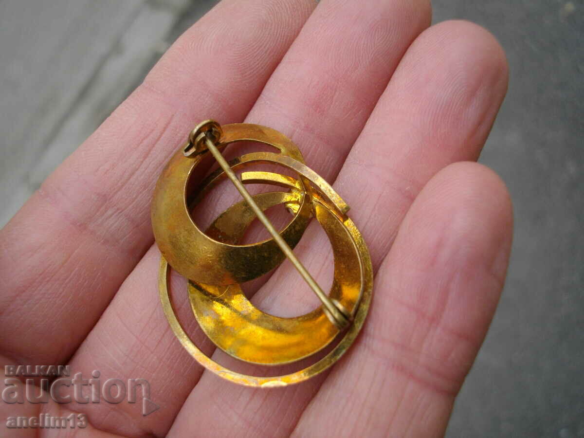 AN OLD GILT BROOCH - 5 AN OLD GILT BROOCH - 5