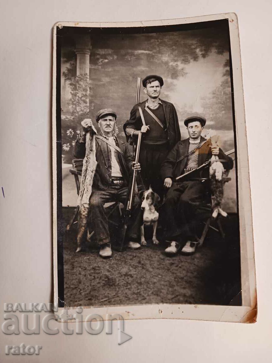 Fotografie veche de vânătoare, vânători, vulpe, iepure - 1938