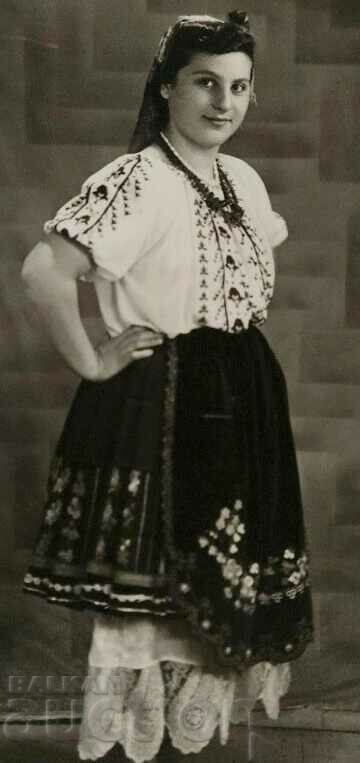 NOSIA PISHTIMAL WOMAN FEMALE PORTRAIT with price 15.00 BGN | € 7.67 NOSIA PISHTIMAL WOMAN FEMALE PORTRAIT with price 15.00 BGN | € 7.67