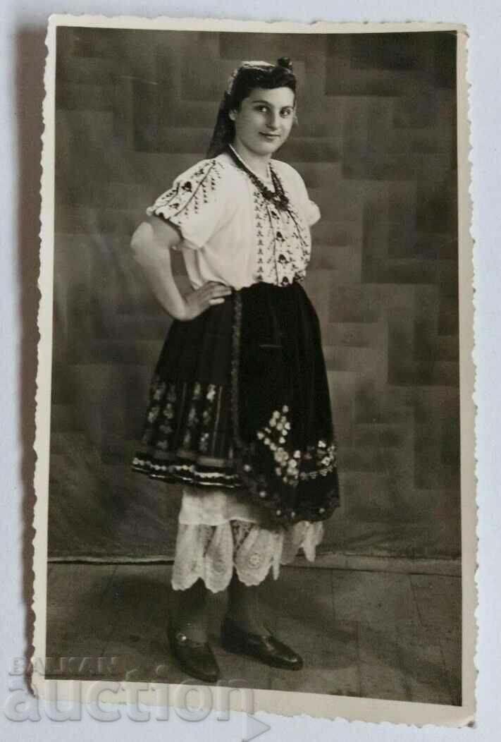 NOSIA PISHTIMAL WOMAN FEMALE PORTRAIT NOSIA PISHTIMAL WOMAN FEMALE PORTRAIT