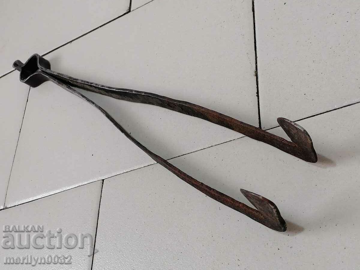 Auction Old dilaf, tongs, wrought iron for foot Auction Old dilaf, tongs, wrought iron for foot