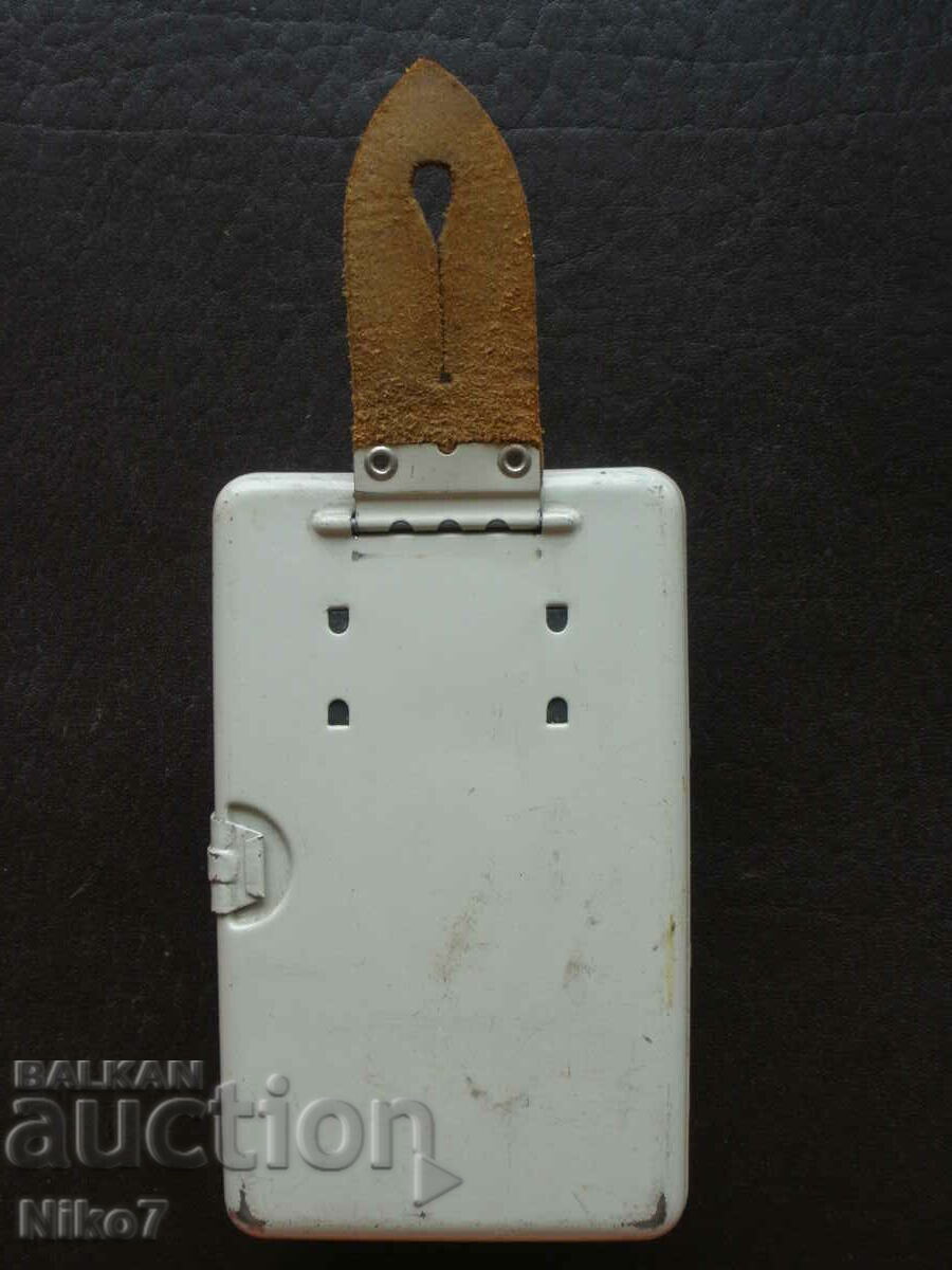 Licitație "DAIMON-2361" - lanternă veche, germană. Licitație "DAIMON-2361" - lanternă veche, germană.