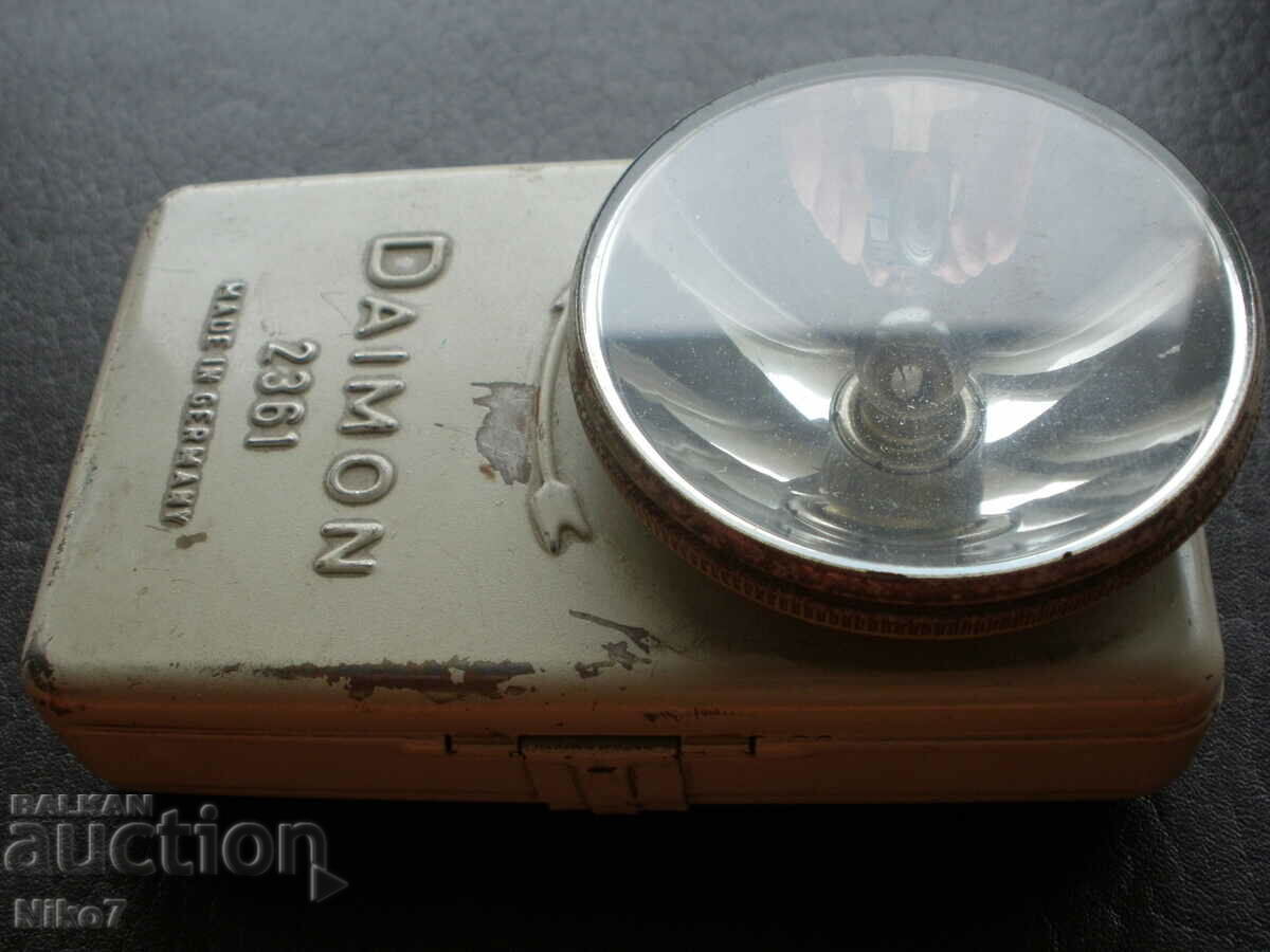 Livrarea "DAIMON-2361" - lanternă veche, germană. Livrarea "DAIMON-2361" - lanternă veche, germană.