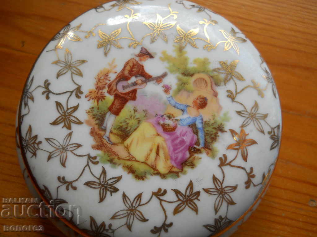 collectible porcelain jewelry box "Limoges" France