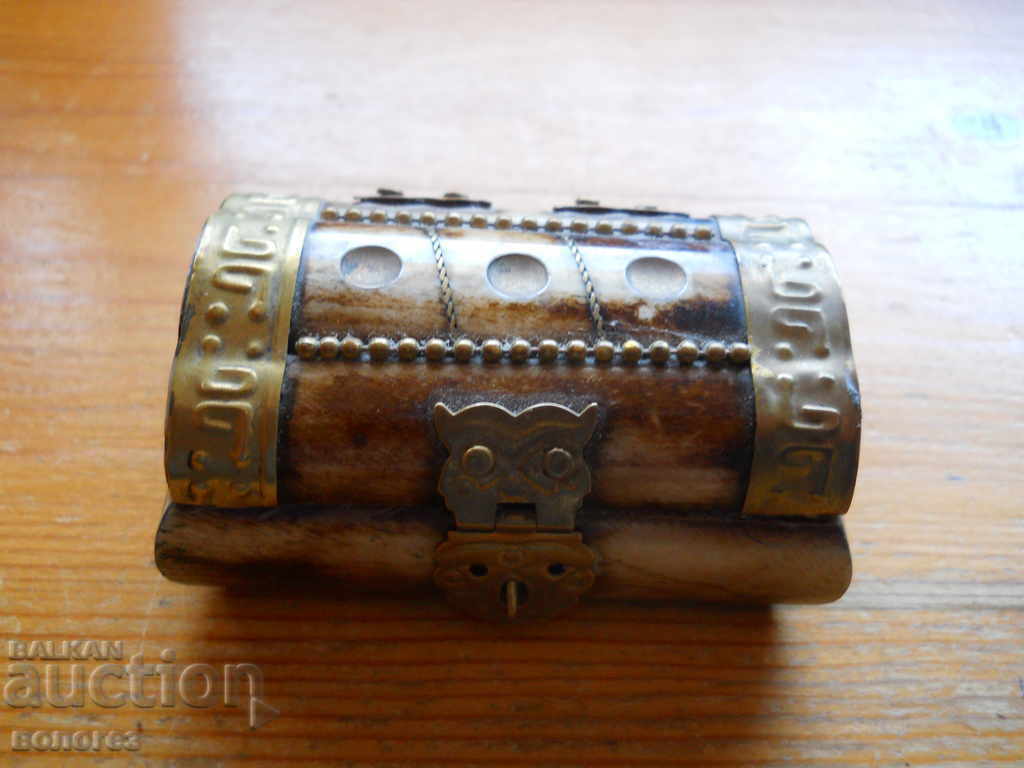 cutie antică din os de cămilă cu ornamente din bronz